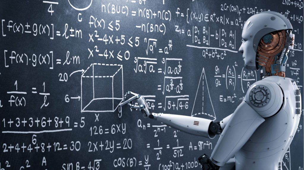 Humanoidalny robot pisze skomplikowane działania geometryczne i algebraiczne kredą na tablicy.